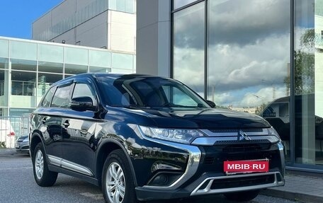 Mitsubishi Outlander III рестайлинг 3, 2019 год, 1 885 000 рублей, 3 фотография