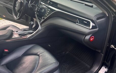 Toyota Camry, 2018 год, 2 250 000 рублей, 8 фотография