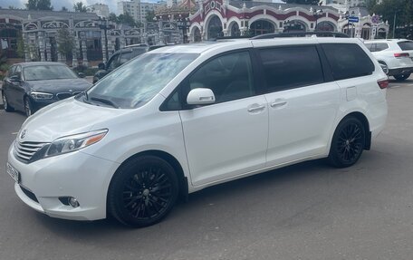 Toyota Sienna III, 2014 год, 3 090 000 рублей, 2 фотография