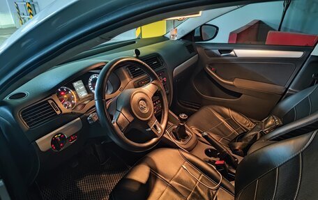 Volkswagen Jetta VI, 2011 год, 950 000 рублей, 10 фотография