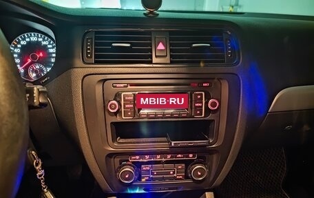 Volkswagen Jetta VI, 2011 год, 950 000 рублей, 14 фотография