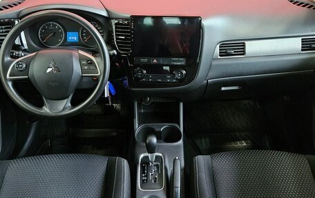 Mitsubishi Outlander III рестайлинг 3, 2016 год, 1 649 000 рублей, 9 фотография