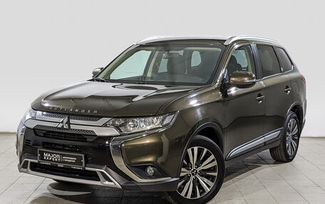 Mitsubishi Outlander III рестайлинг 3, 2019 год, 1 840 000 рублей, 1 фотография