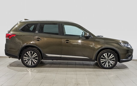 Mitsubishi Outlander III рестайлинг 3, 2019 год, 1 840 000 рублей, 4 фотография