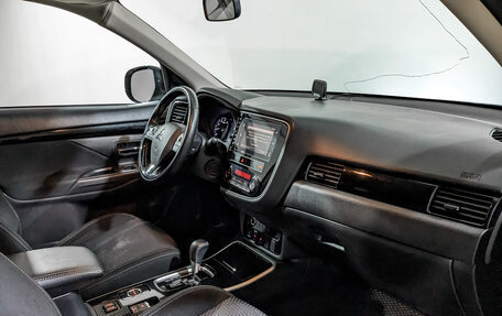 Mitsubishi Outlander III рестайлинг 3, 2019 год, 1 840 000 рублей, 13 фотография