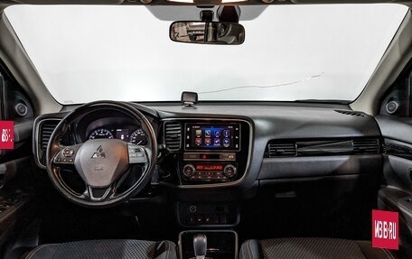 Mitsubishi Outlander III рестайлинг 3, 2019 год, 1 840 000 рублей, 14 фотография