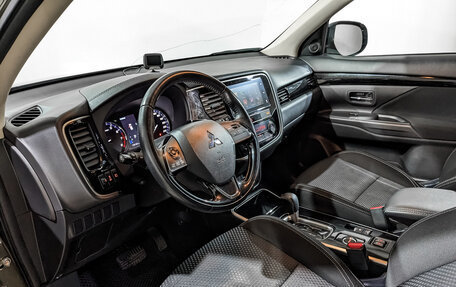 Mitsubishi Outlander III рестайлинг 3, 2019 год, 1 840 000 рублей, 15 фотография