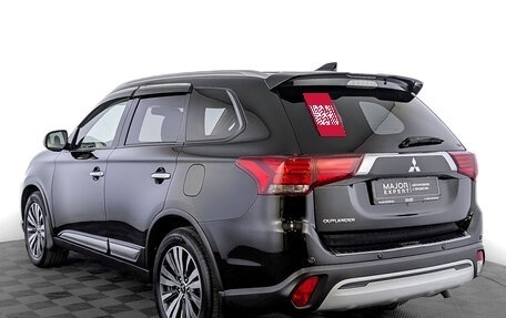 Mitsubishi Outlander III рестайлинг 3, 2020 год, 2 500 000 рублей, 7 фотография
