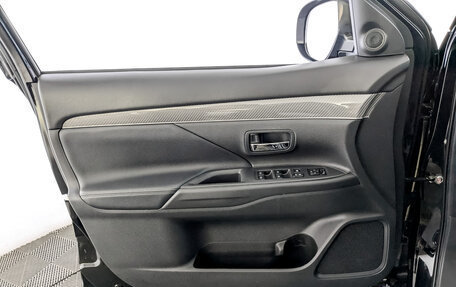 Mitsubishi Outlander III рестайлинг 3, 2020 год, 2 500 000 рублей, 19 фотография