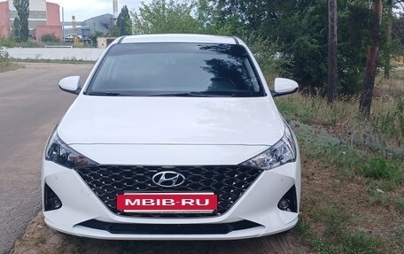 Hyundai Solaris II рестайлинг, 2021 год, 1 885 000 рублей, 2 фотография