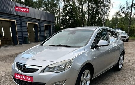 Opel Astra J, 2011 год, 830 000 рублей, 1 фотография