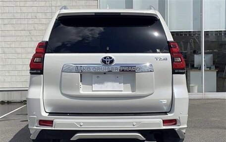 Toyota Land Cruiser Prado 150 рестайлинг 2, 2022 год, 3 256 000 рублей, 7 фотография
