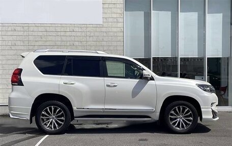 Toyota Land Cruiser Prado 150 рестайлинг 2, 2022 год, 3 256 000 рублей, 11 фотография
