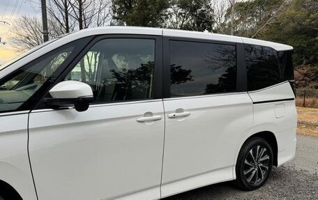 Toyota Voxy, 2022 год, 2 654 000 рублей, 3 фотография