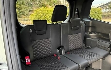 Toyota Voxy, 2022 год, 2 654 000 рублей, 34 фотография