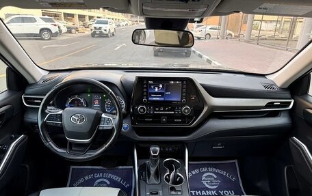 Toyota Highlander, 2022 год, 3 500 000 рублей, 8 фотография