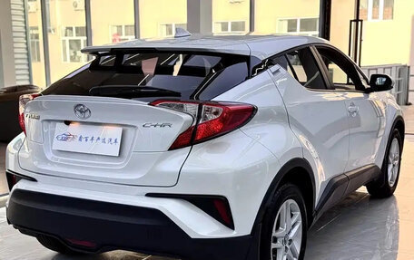 Toyota C-HR I рестайлинг, 2022 год, 1 930 000 рублей, 7 фотография