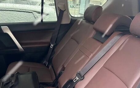 Toyota Land Cruiser Prado 150 рестайлинг 2, 2018 год, 4 700 000 рублей, 9 фотография