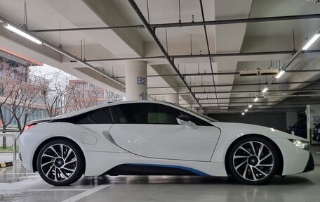 BMW i8 I рестайлинг, 2015 год, 5 750 000 рублей, 4 фотография