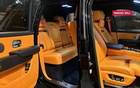 Rolls-Royce Cullinan, 2022 год, 27 000 000 рублей, 16 фотография