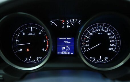 Toyota Land Cruiser 200, 2010 год, 2 690 000 рублей, 23 фотография