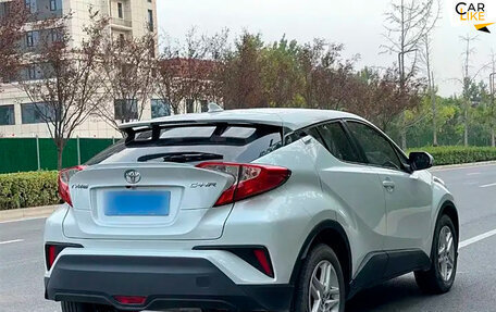 Toyota C-HR I рестайлинг, 2022 год, 1 800 000 рублей, 4 фотография