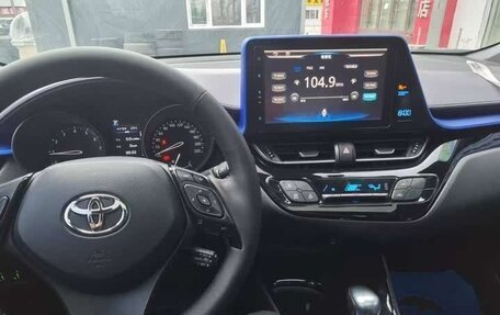 Toyota C-HR I рестайлинг, 2022 год, 1 850 000 рублей, 11 фотография