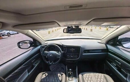 Mitsubishi Outlander III рестайлинг 3, 2022 год, 2 725 600 рублей, 10 фотография