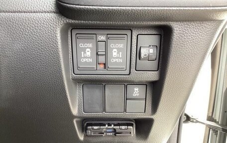 Honda Stepwgn, 2022 год, 2 000 000 рублей, 13 фотография