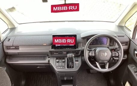 Honda Stepwgn, 2022 год, 2 000 000 рублей, 9 фотография