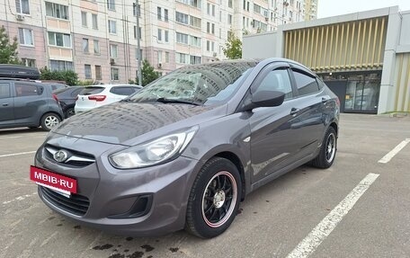Hyundai Solaris II рестайлинг, 2013 год, 800 000 рублей, 3 фотография