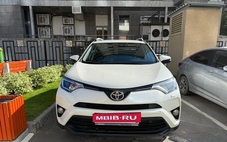 Toyota RAV4, 2017 год, 2 450 000 рублей, 2 фотография
