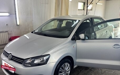 Volkswagen Polo VI (EU Market), 2011 год, 813 000 рублей, 2 фотография