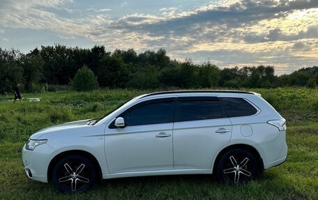 Mitsubishi Outlander III рестайлинг 3, 2013 год, 2 200 000 рублей, 8 фотография
