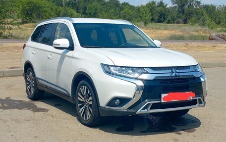 Mitsubishi Outlander III рестайлинг 3, 2018 год, 2 050 000 рублей, 1 фотография