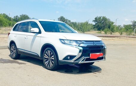 Mitsubishi Outlander III рестайлинг 3, 2018 год, 2 050 000 рублей, 7 фотография
