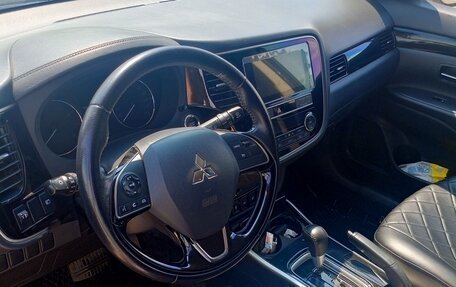 Mitsubishi Outlander III рестайлинг 3, 2018 год, 2 050 000 рублей, 8 фотография
