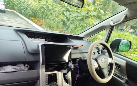 Toyota Voxy II, 2010 год, 1 550 000 рублей, 5 фотография