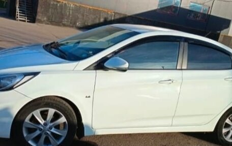 Hyundai Solaris II рестайлинг, 2013 год, 870 000 рублей, 2 фотография