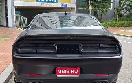 Dodge Challenger III рестайлинг 2, 2018 год, 5 000 777 рублей, 3 фотография