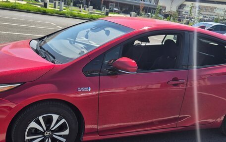 Toyota Prius IV XW50, 2017 год, 2 345 000 рублей, 2 фотография