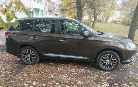 Mitsubishi Outlander III рестайлинг 3, 2015 год, 1 465 000 рублей, 6 фотография