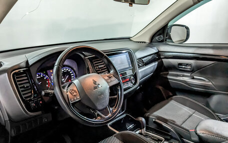 Mitsubishi Outlander III рестайлинг 3, 2020 год, 2 195 000 рублей, 16 фотография