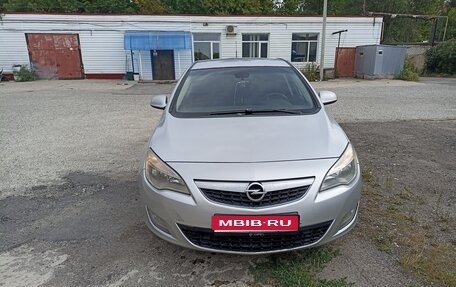 Opel Astra J, 2011 год, 600 000 рублей, 1 фотография
