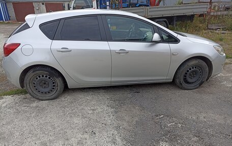 Opel Astra J, 2011 год, 600 000 рублей, 2 фотография