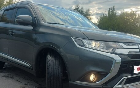 Mitsubishi Outlander III рестайлинг 3, 2019 год, 2 350 000 рублей, 10 фотография