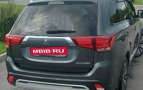 Mitsubishi Outlander III рестайлинг 3, 2019 год, 2 350 000 рублей, 6 фотография