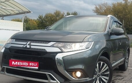 Mitsubishi Outlander III рестайлинг 3, 2019 год, 2 350 000 рублей, 2 фотография