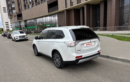 Mitsubishi Outlander III рестайлинг 3, 2014 год, 1 599 999 рублей, 10 фотография