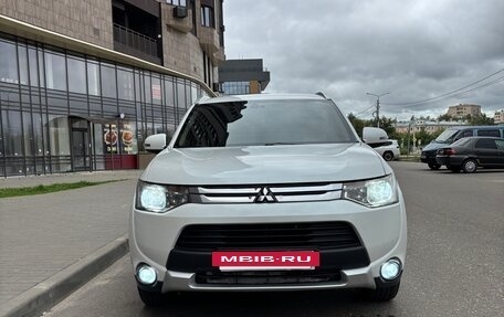 Mitsubishi Outlander III рестайлинг 3, 2014 год, 1 599 999 рублей, 2 фотография